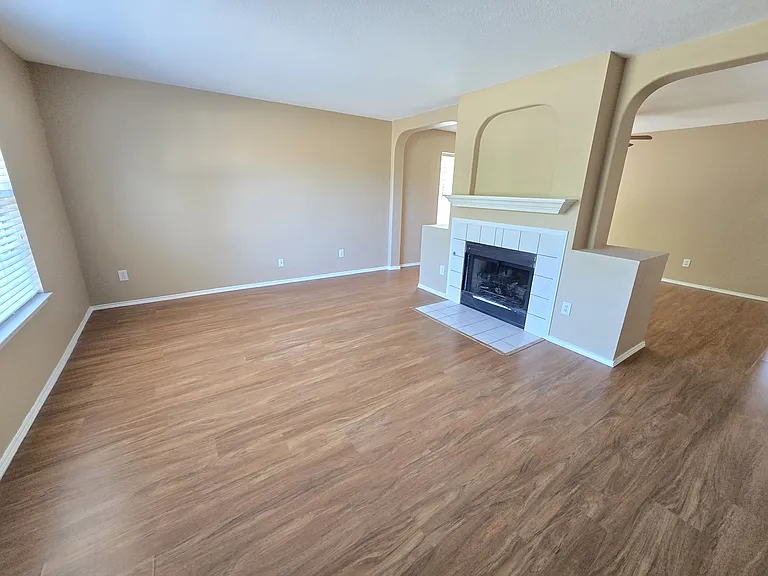 4512 Saddlebrook Dr — Photo 3