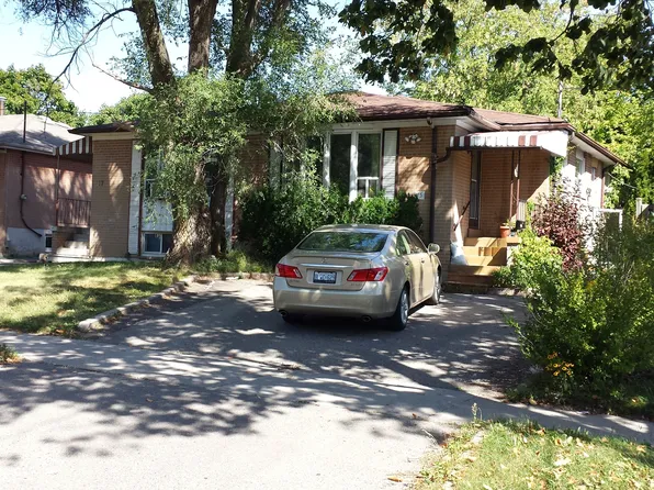 15 Bison Dr #3, Toronto, ON M2R 2Y1