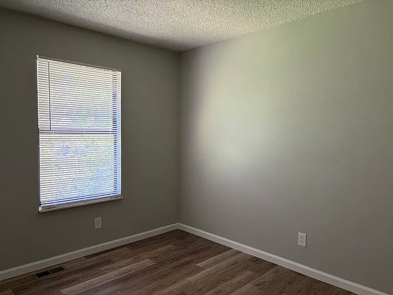2115 Lightning Dr — Photo 4