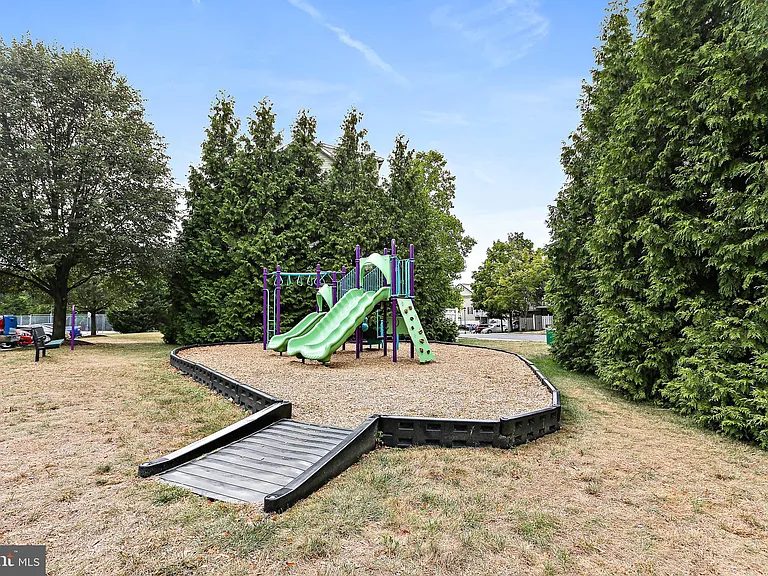 570 Eisenhower Dr — Photo 13