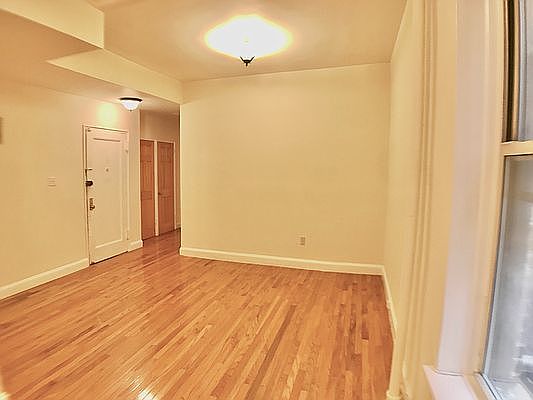3rd image of 107 W 68th St