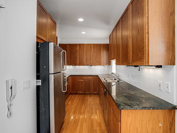 4th image of 535 Elizabeth St