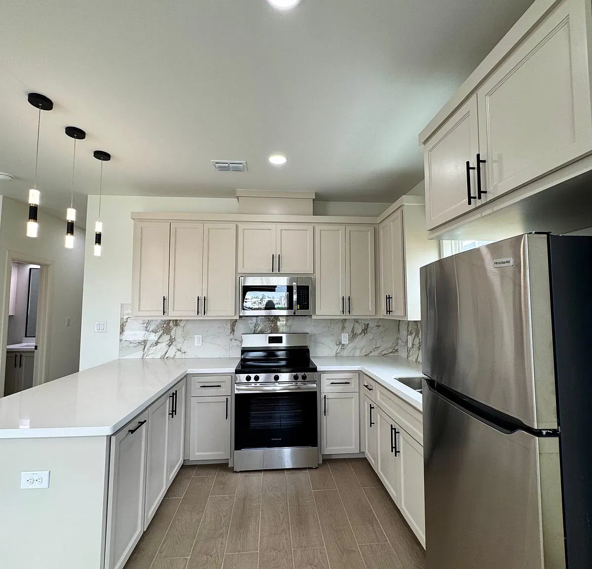 2 bed, 950 sqft, $1,350 — Photo 2