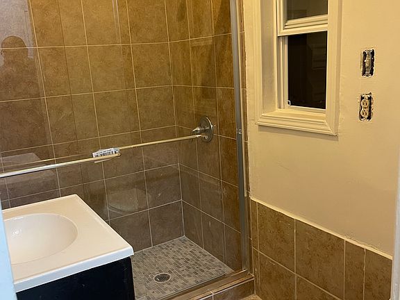 2nd image of 5823 Primrose Ave #4