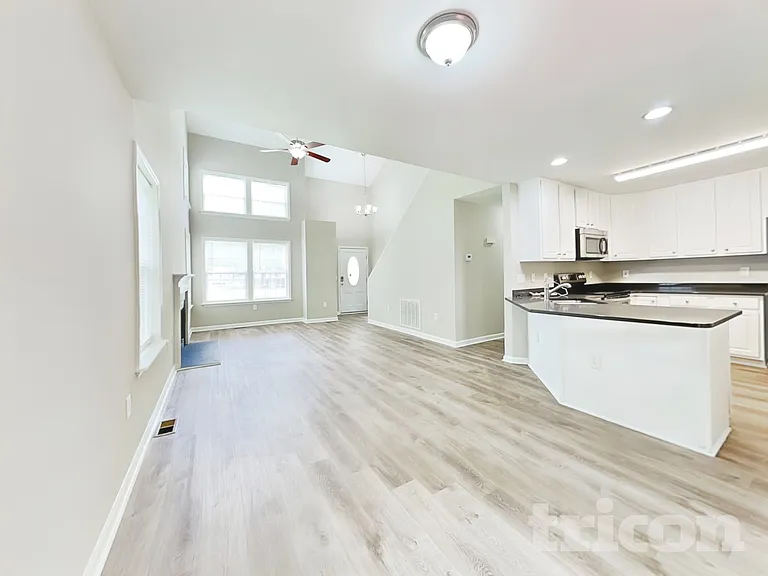 517 Parker St — Photo 6