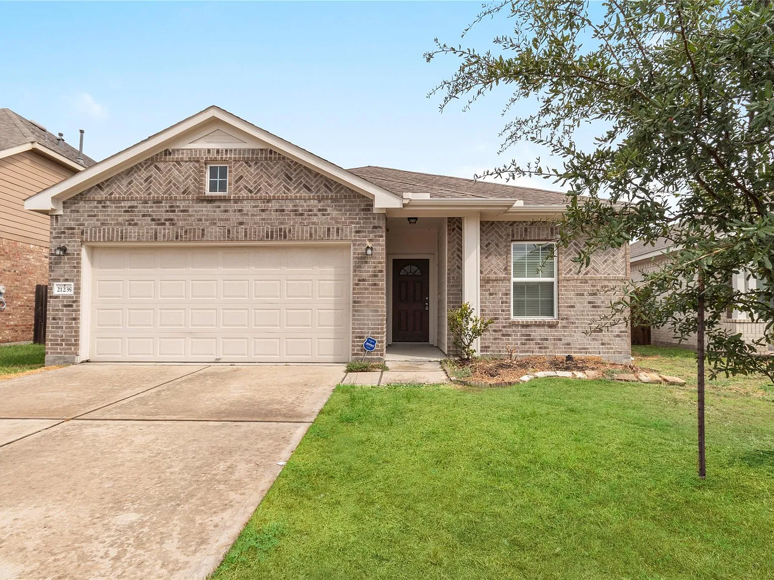 3 bed, 2.0 bath, 1923 sqft, $2,300 — Photo 2