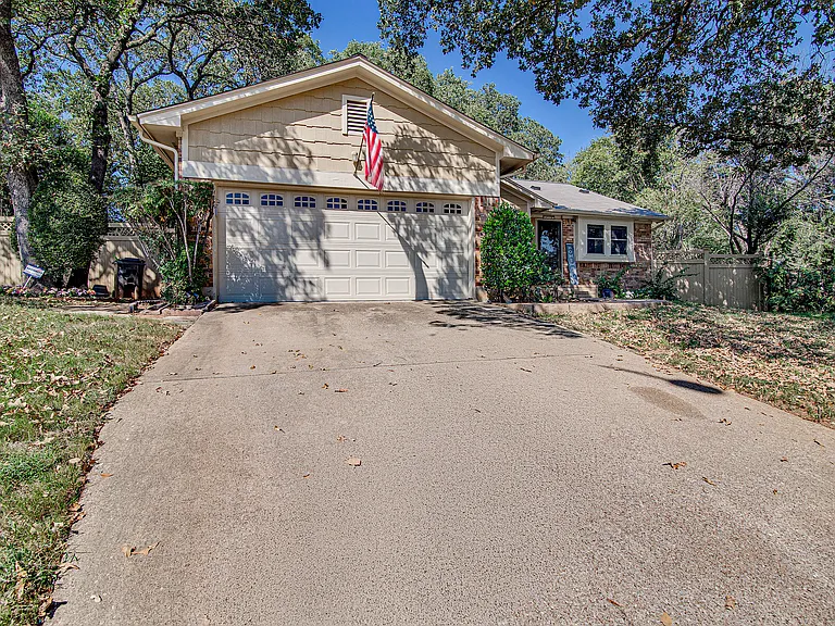6112 Farmingdale Dr — Photo 1