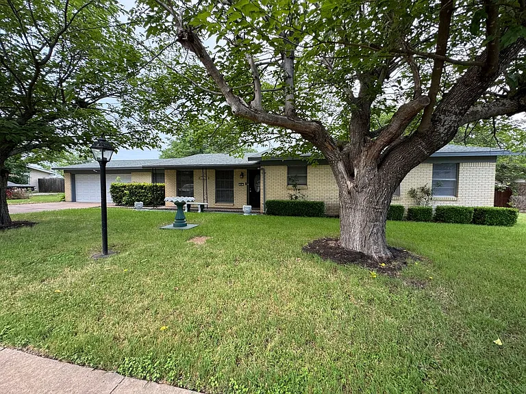 605 Bellaire Dr — Photo 1