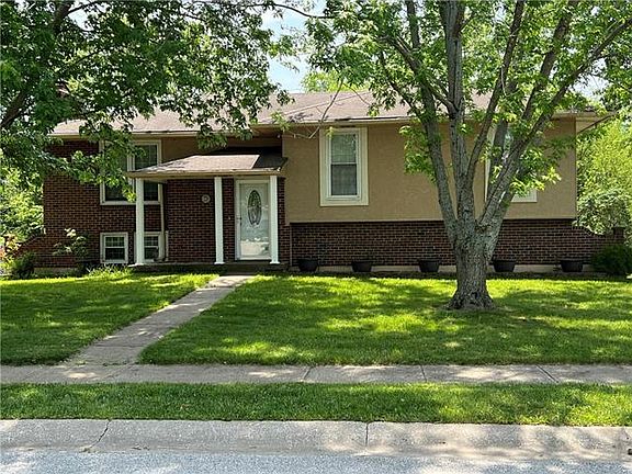 2nd image of 704 NE Locust Dr