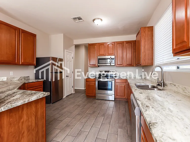 1357 S Woodbine Ln — Photo 6