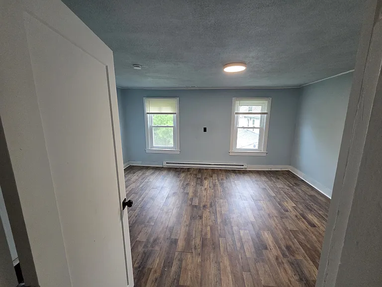 208 E Liberty St — Photo 3