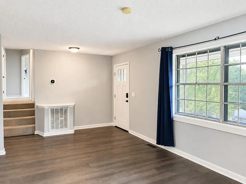 4 bed, 2.0 bath, 1833 sqft, $2,300 — Photo 3
