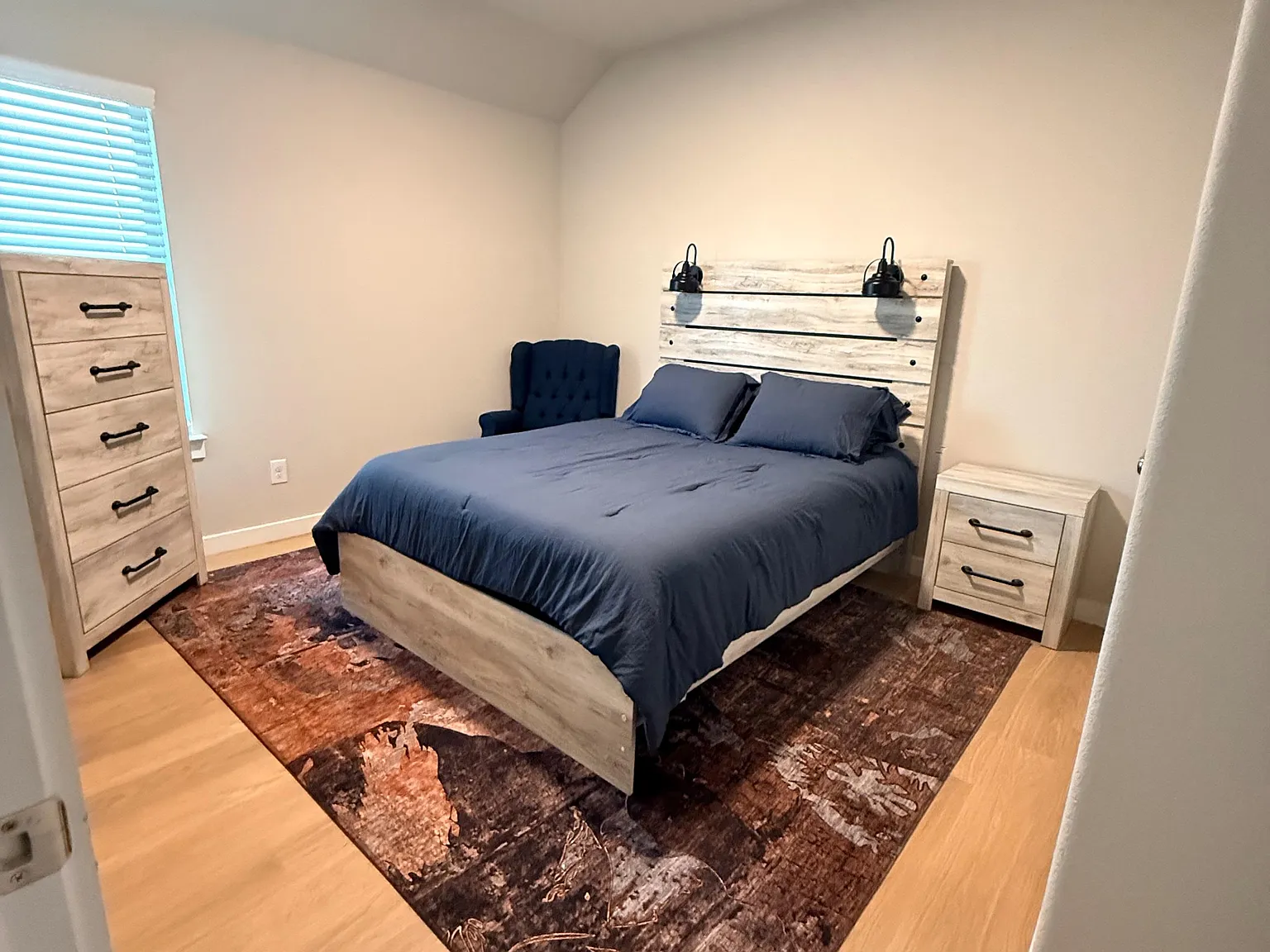 1 bed, 1.0 bath, 2000 sqft, $1,364 — Photo 2