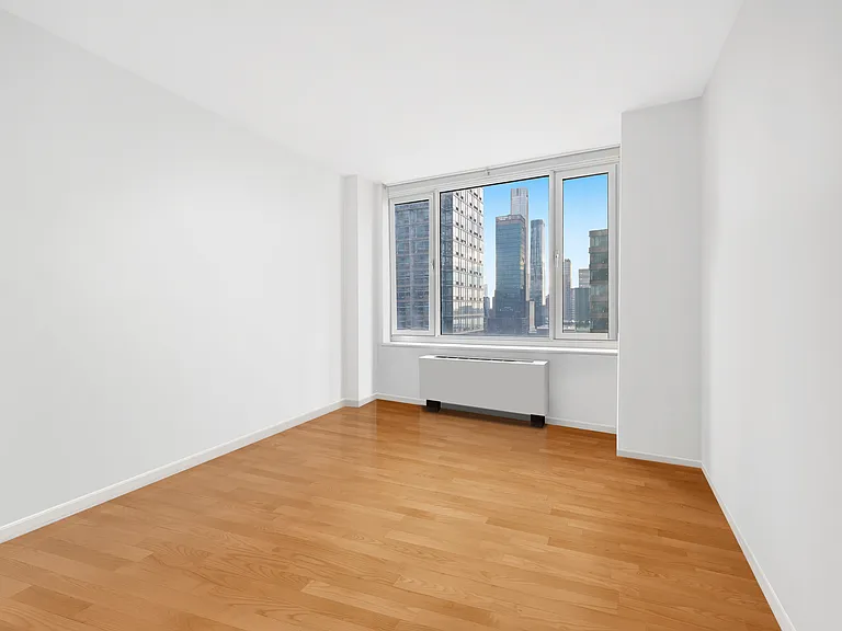 635 W 42nd St #22H — Photo 4