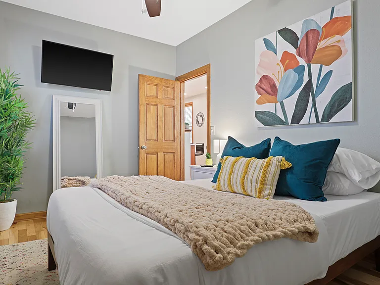 216 E Smith St — Photo 14