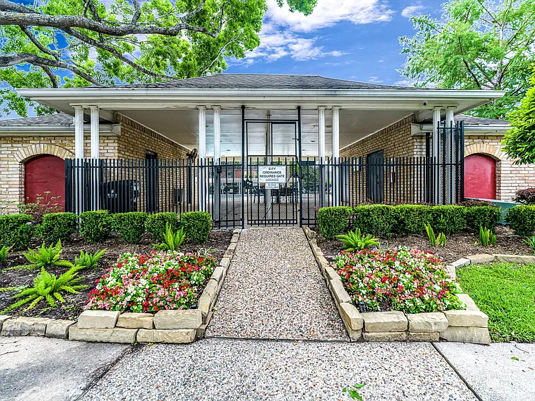 1669 W Sam Houston Pkwy S — Photo 32