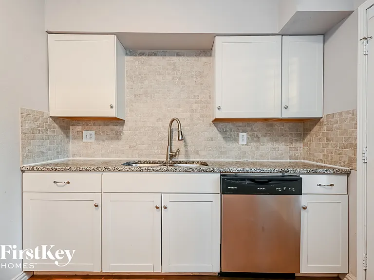 302 Shorewood Dr — Photo 8