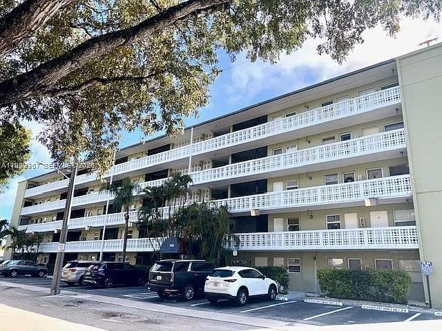 Santa Monica Condominium — Photo 1