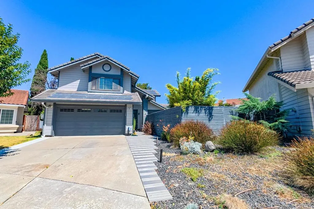 4 bed, 2.5 bath, 2121 sqft, $4,900 — Photo 2