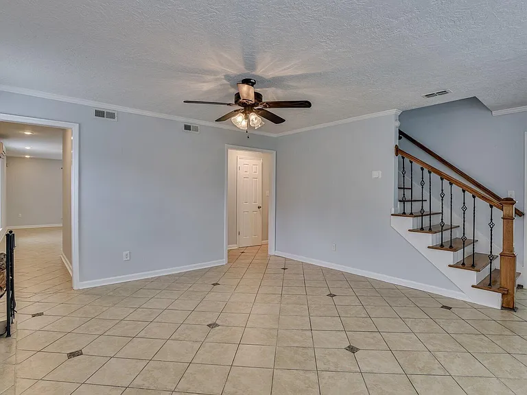 2211 Pleasant Dr — Photo 9