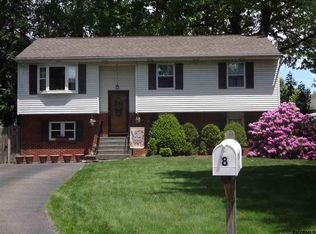 8 Oak Cir, Albany, NY 12205