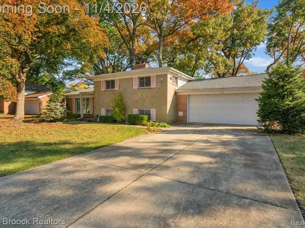 1803 Sherwood Rd, Sylvan Lake, MI 48320