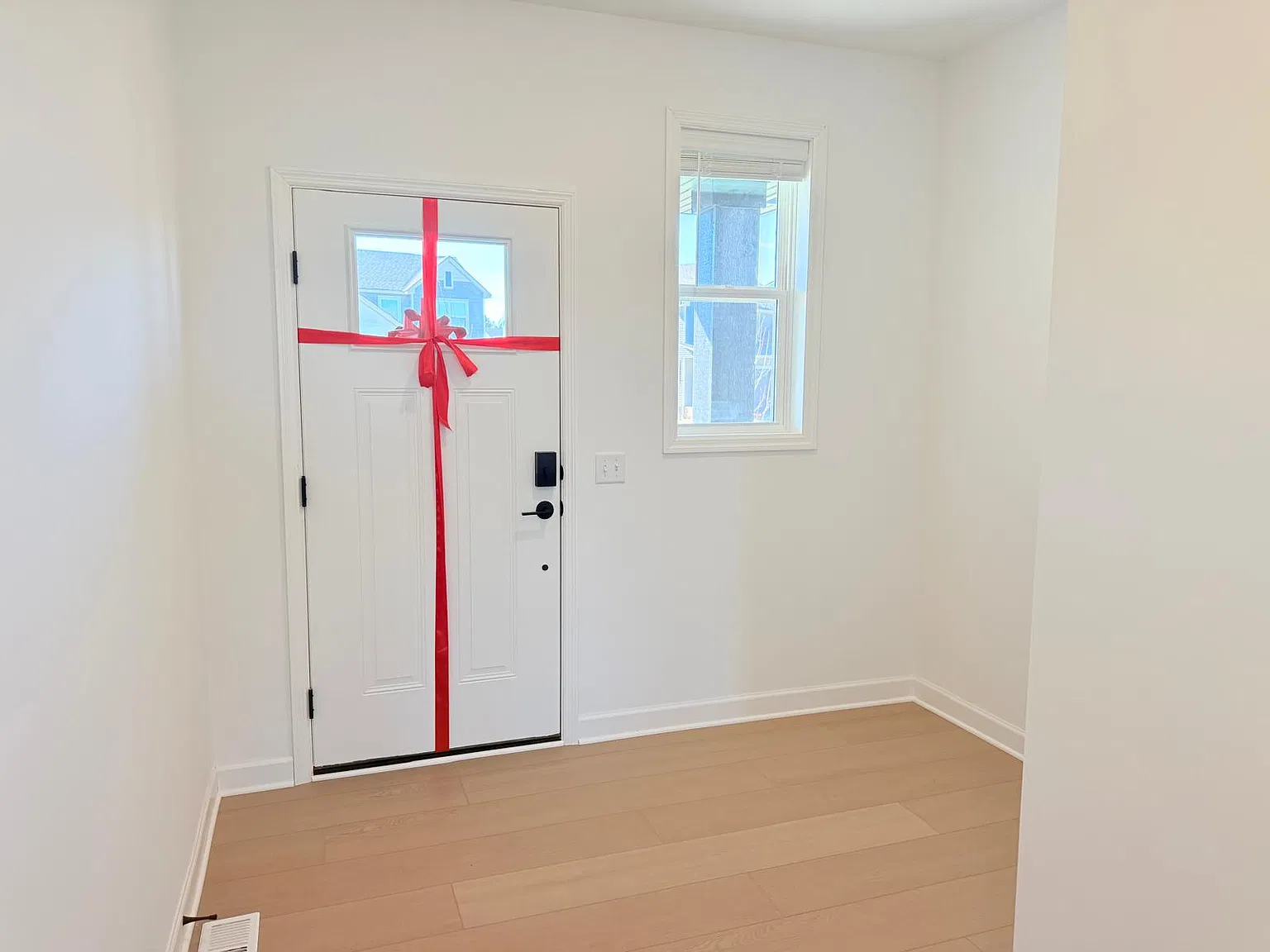 4 bed, 2566 sqft, $3,099 — Photo 2