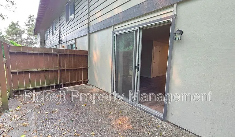 354 NW Edvard St #E — Photo 22