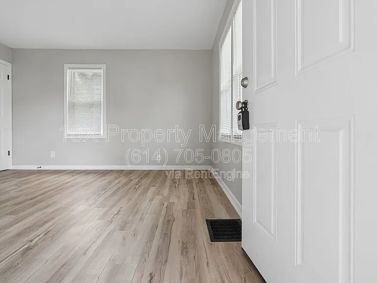782 Whitethorne Ave — Photo 3