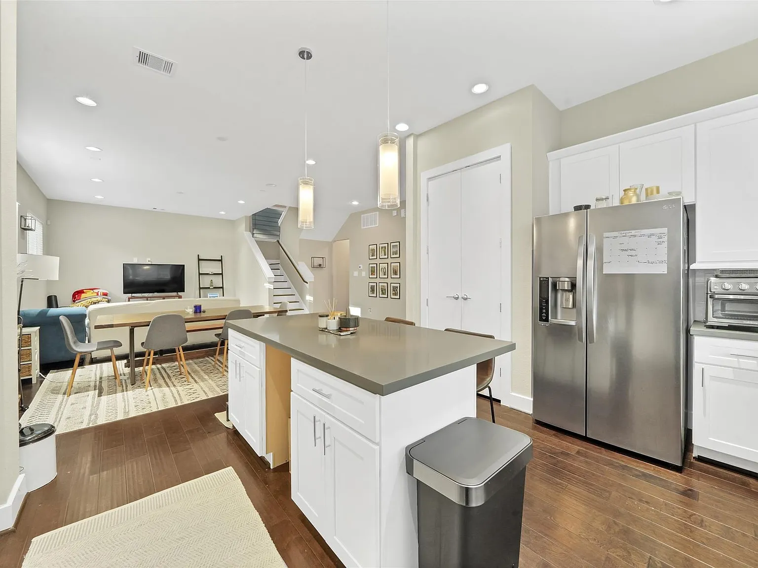 3 bed, 3.0 bath, 2061 sqft, $2,400 — Photo 3
