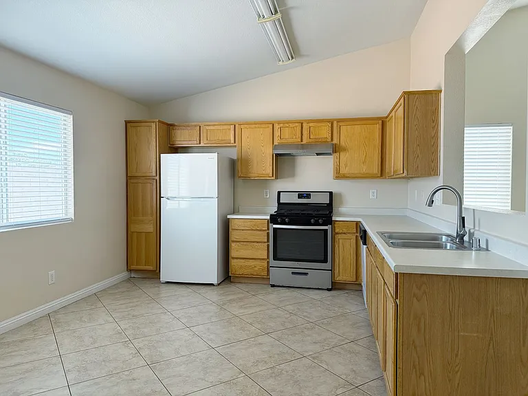 3320 Park Town St — Photo 24