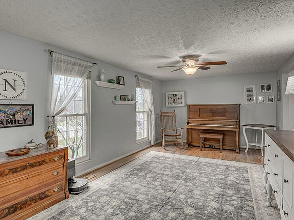 3rd image of 64 Sherwood Dr