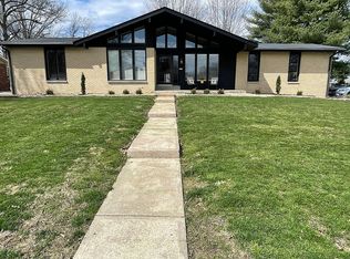 5216 River Aire Dr, Godfrey, IL 62035