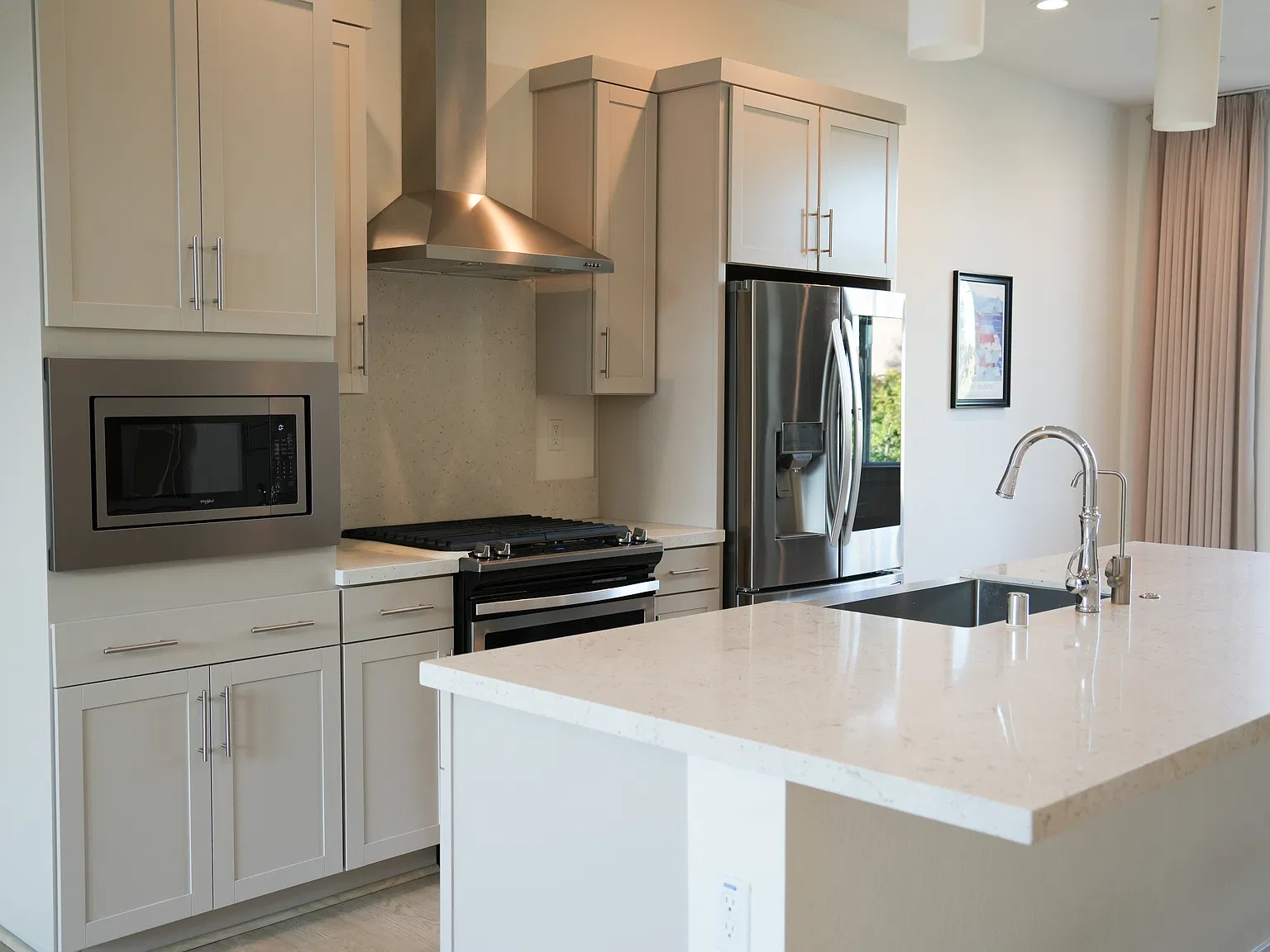 3 bed, 2.5 bath, 1658 sqft, $6,400 — Photo 2