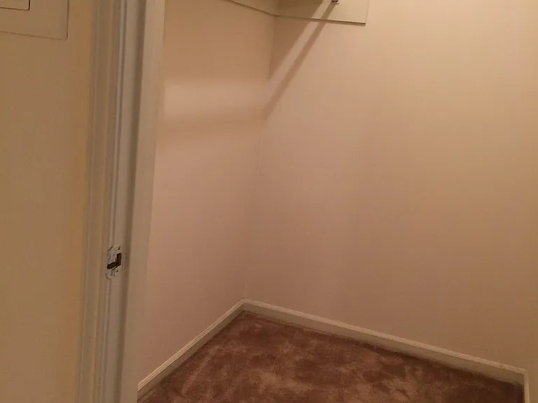 Essex Square Apartments — Photo 41