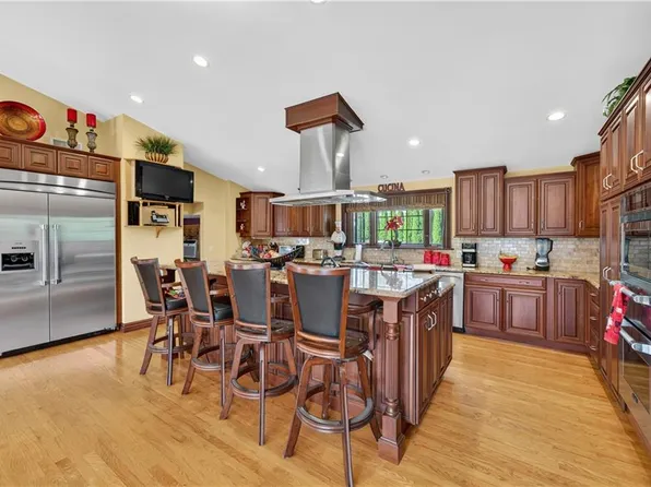 5 Hancock Dr, Coventry, RI 02816