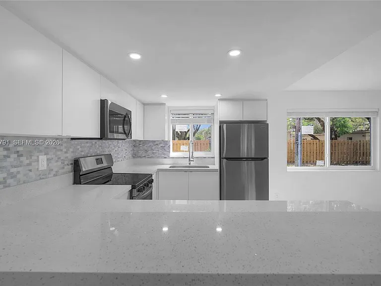 414 SE 14th St #3 — Photo 4