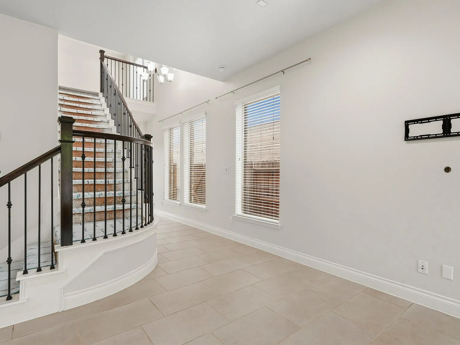3 bed, 2.5 bath, 2468 sqft, $2,999 — Photo 4