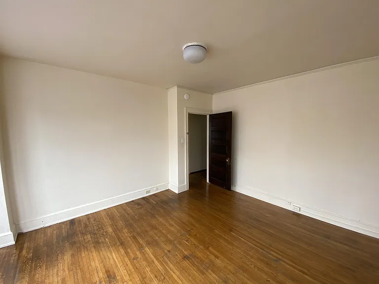 162 E Market St — Photo 7