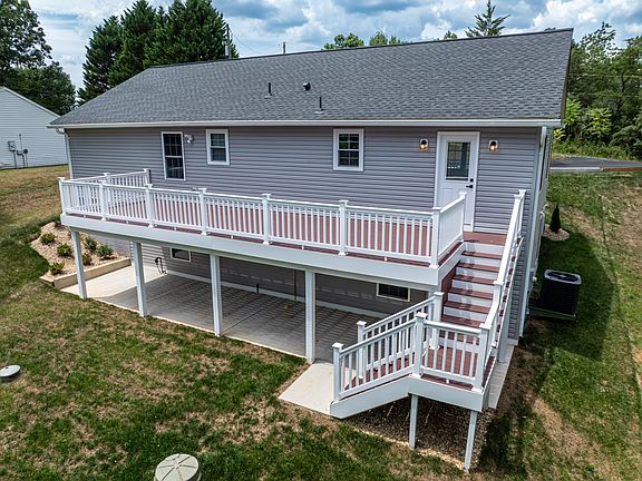 Huge rear Deck!