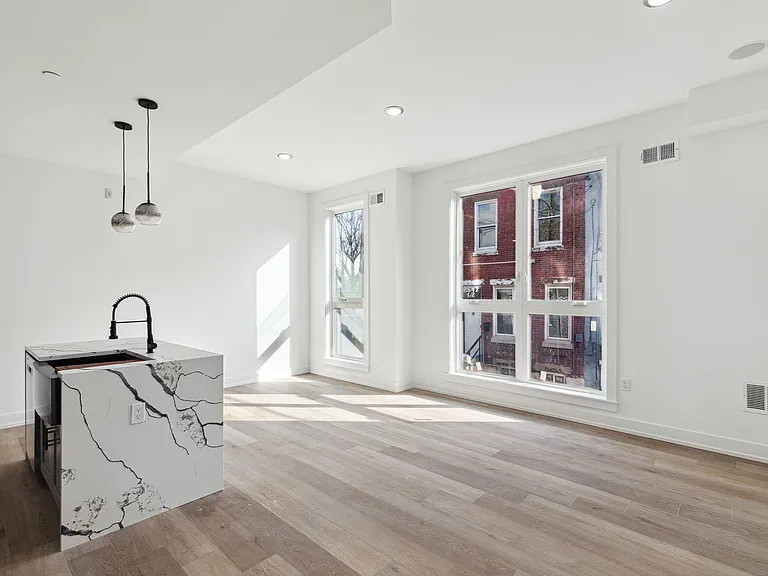 2550 Hope St — Photo 3