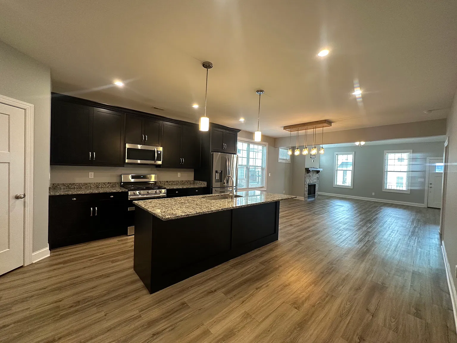 4 bed, 2504 sqft, $3,200 — Photo 3