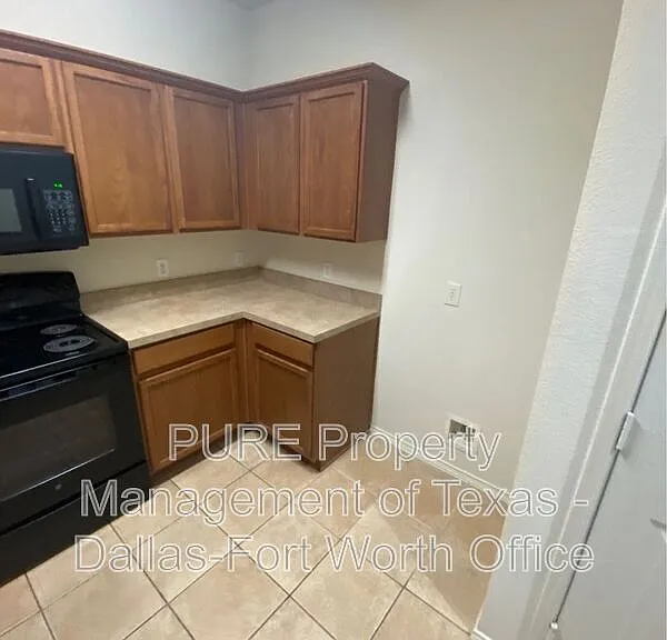 2734 Hyde Park Dr — Photo 2