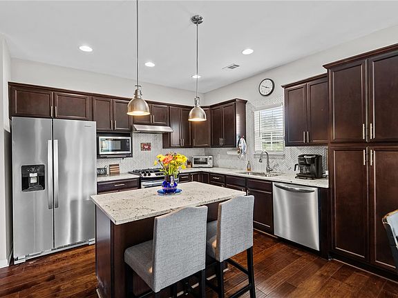 5th image of 201 Ashwood Ln