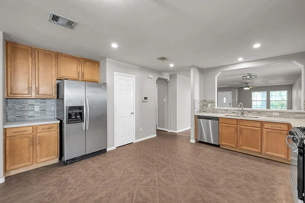 3 bed, 2.0 bath, 1870 sqft, $2,000 — Photo 4