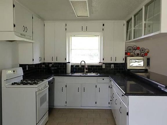 5th image of 200 Brownwood Dr