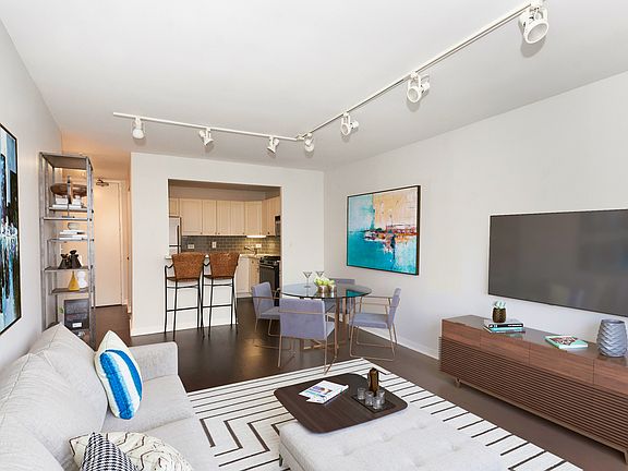 5th image of 444 W Fullerton Pkwy APT 1810