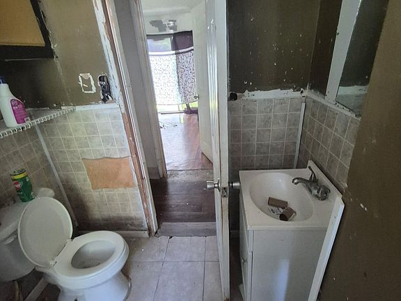 4th image of 922 N Market St