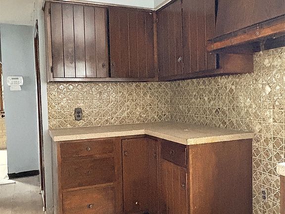 4th image of 118 Theron St