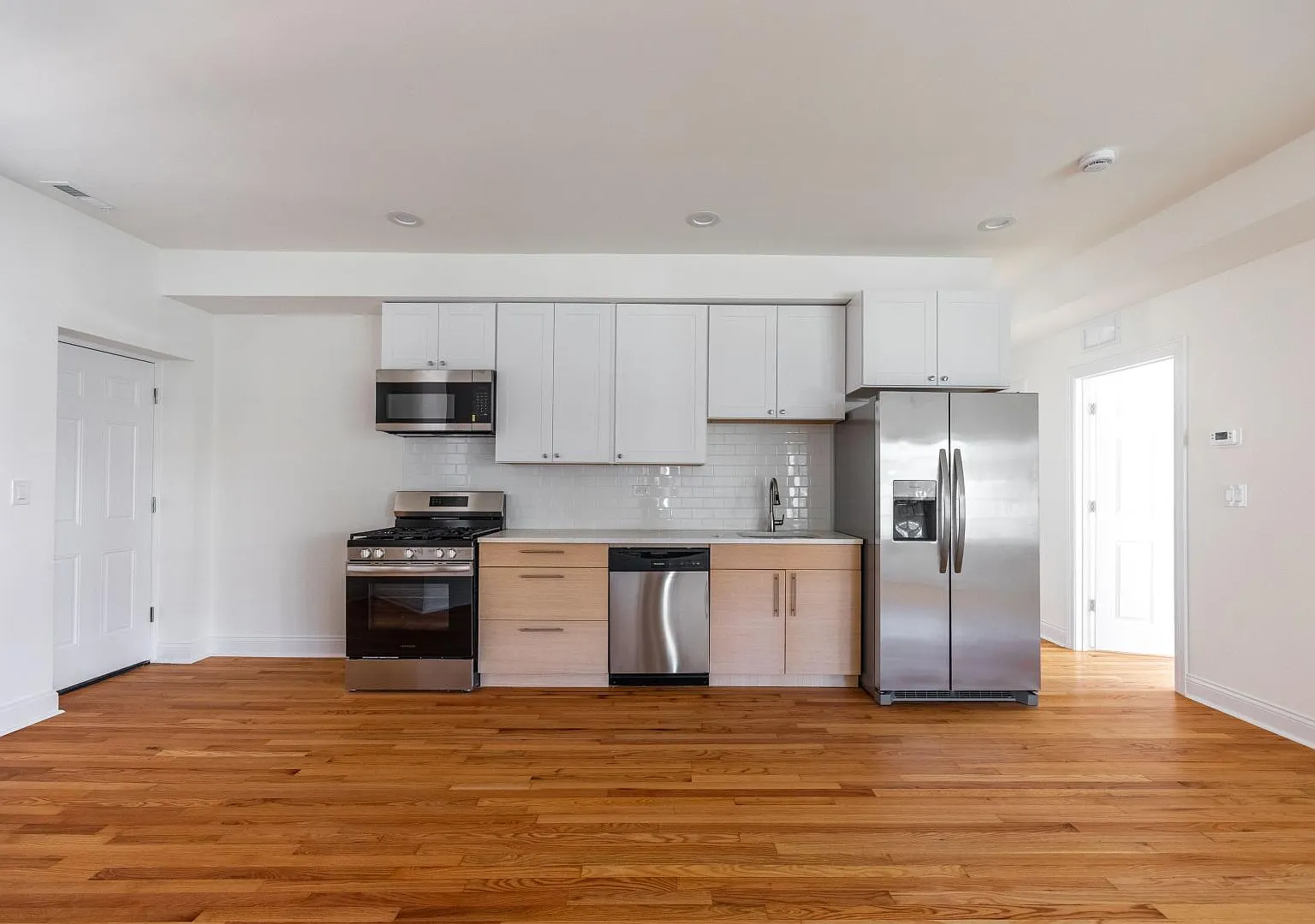 3107 North Harding Avenue #2W — Photo 2